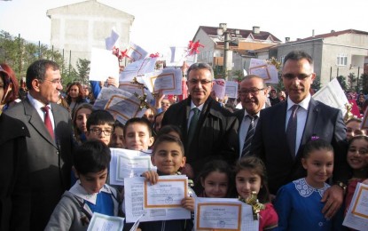 Öğrencilere Karneleri   Başkan Amcaları Verdi