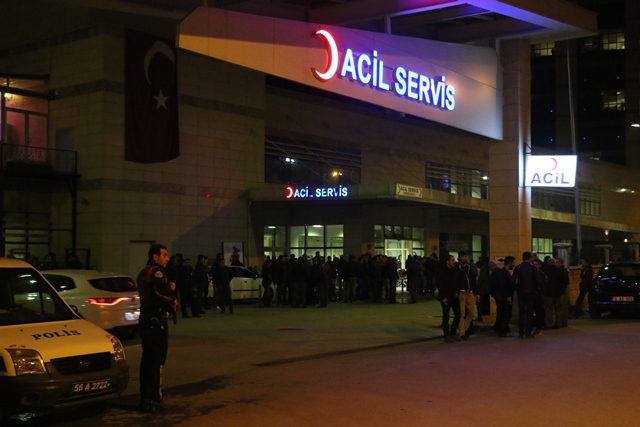 Siirt'in Şirvan ilçesinde bir maden ocağında göçük meydana geldi, olay yerine çok sayıda ambulans sevk edildi. Olayı duyan vatandaşlar, Siirt Devlet Hastanesi önüne akın etti. ( Fecri Barlık - Anadolu Ajansı )