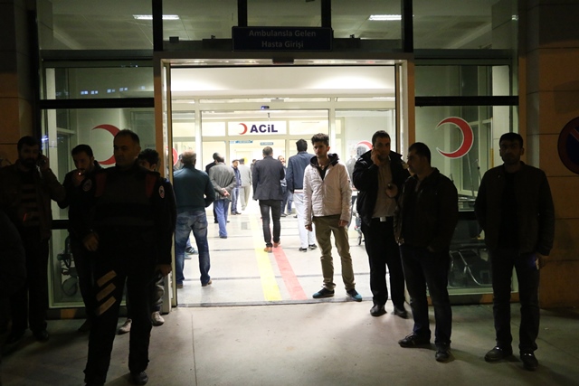 Siirt'in Şirvan ilçesinde bir maden ocağında göçük meydana geldi, olay yerine çok sayıda ambulans sevk edildi. Olayı duyan vatandaşlar, Siirt Devlet Hastanesi önüne akın etti. ( Fecri Barlık - Anadolu Ajansı )