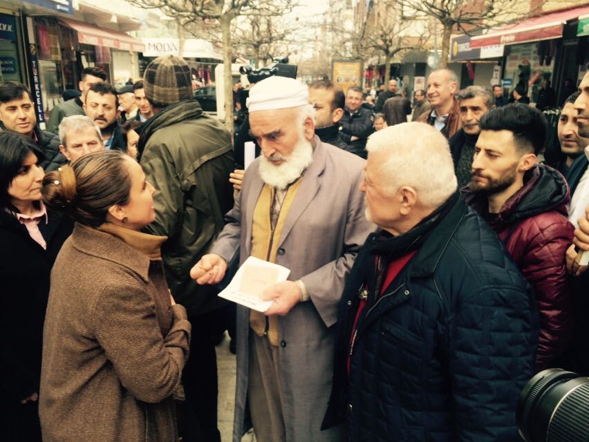 yasemin hanım, hacı amca ile görüşüyor