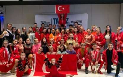 NEŞELİ BİR PAZAR GÜNÜ DİLEĞİM İLE:DANSÇILARIMIZ VARŞOVA’DA GÖZ KAMAŞTIRDILAR…